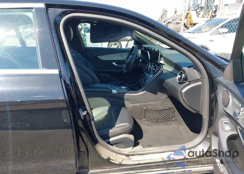 2018 Mercedes-Benz C 300 4Matic z USA, uszkodzony, nr VIN 55SWF4KB8JU279360